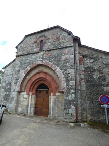 CHAUFFOUR SUR VELL
Eglise romane en pierres rouges au portail typique du Limousin